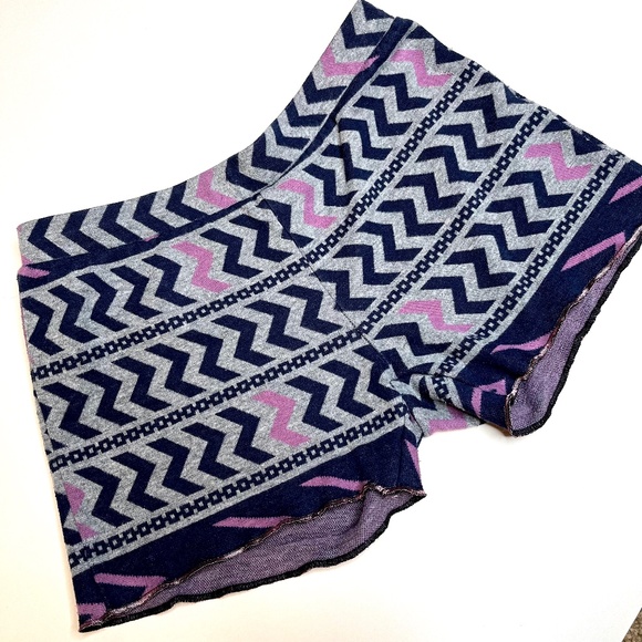 Aztec Hot Shorts Size Small Purple Gray Geometric Sweatpants Booty Pants Warm - Picture 1 of 9